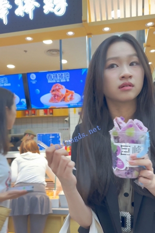 trump1295【KFC】短裙学生妹和男女同学逛街·肉丝微透无痕内·低角度CD