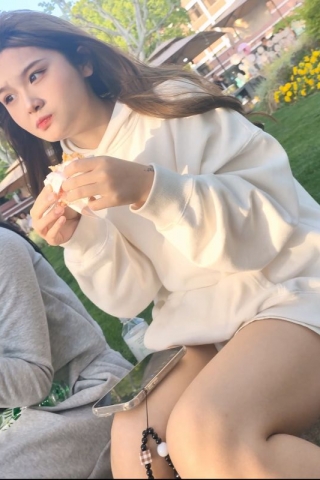 mt005【独家原创】吃东西的红唇靓女阳光下的肉长腿