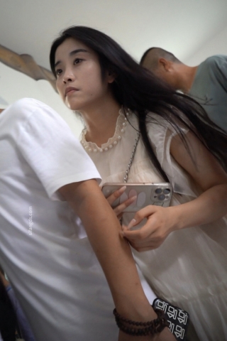 kc1474（空城原创）低配王祖贤白裙小姐姐逛公园，天蓝N包裹肉臀