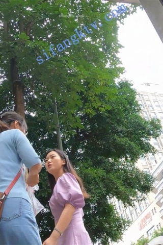 kc357（空城原创）买面包的紫裙少妇，米白色N有一半夹进肉臀