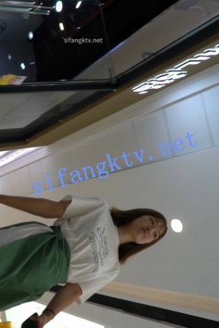 kc805（空城原创）带孩子商场玩的绿裙少妇，紫色NN包裹肉臀