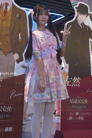 【xxn-253】双马尾花裙萝莉逛街..白色丝袜圆点内被抄底