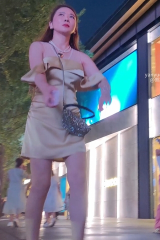 XM075黄色连衣裙少妇和老公逛街，白色内