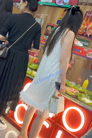 trump1231【KFC】整容脸少妇和男友买小吃·微透明豹纹内裤不穿bra够骚