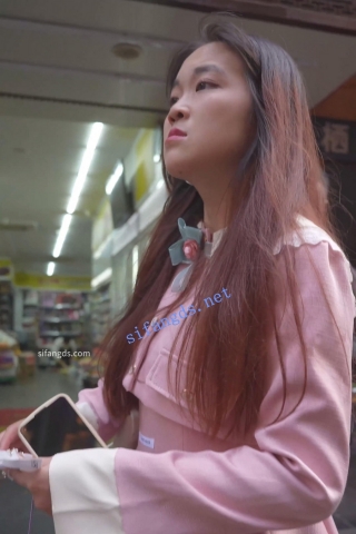 (BC-AA-393)小姐姐冬天穿粉色短裙逛街..肉色丝袜紫色内裤