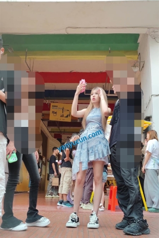 XM437蓝色蕾丝连衣裙极品美女和男朋友逛街，粉色一次性内