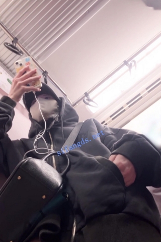 【日产精选】004地铁CD三位丁字裤美女。短裙迷人巨乳