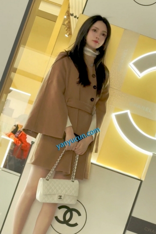 trump1371【KFC】短裙披风少妇和闺蜜逛街·油亮肉丝袜白色一次性内CD