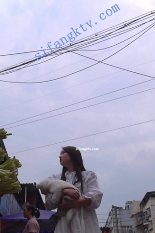 kc236（空城原创）和朋友逛菜市的白裙妹子，保守格子N