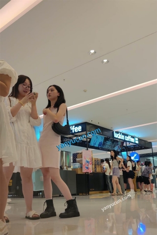 XM371粉色连衣裙美女和闺蜜逛街排队买东西，白色内内