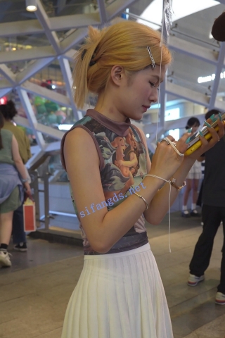 (BC-AA-387)百褶裙金发小姐姐逛街..男友面前正面CD条纹内