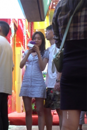 【YZWCD】YC740两位穿DZK的骚货！侧面露毛被发现了！