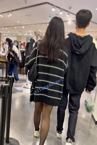 trump1199【KFC】身材极品的靓女买衣服。超短裙黑丝袜白内低角度CD