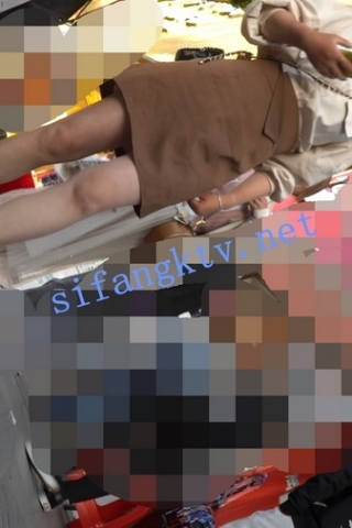 kc678（空城原创）逛街的棕色皮裙少妇，天蓝NN夹翅膀