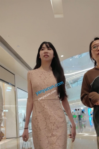 XM423粉色连衣裙极品美女和闺蜜逛街，白色屁股半透明内