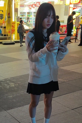 XM159JK女大学生和同学逛街，白色内内