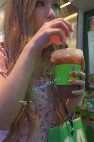 (BC-SSS-079)金发吊带花裙美女..粉色骚丁弯腰..中间湿了露毛