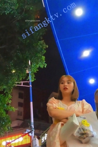 kc349（空城原创）和朋友逛夜市的花裙妹子，肉臀透明NN+翅膀