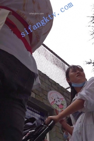 kc345（空城原创）带孩子逛公园的白裙少妇，透明白N包裹肉臀