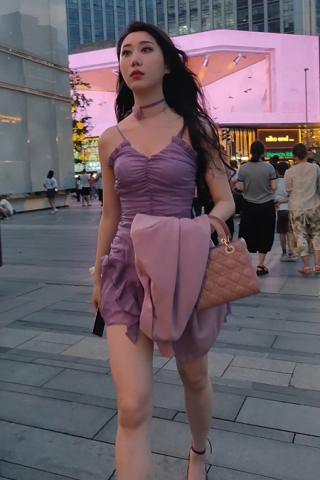 XM187紫色连衣裙身高至少175美女穿着细高跟鞋，白色内内