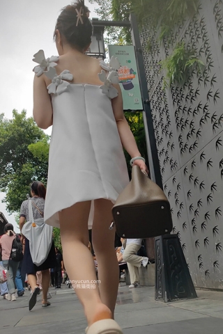 XM084白色连衣裙少妇全家人出来旅游，白色内内