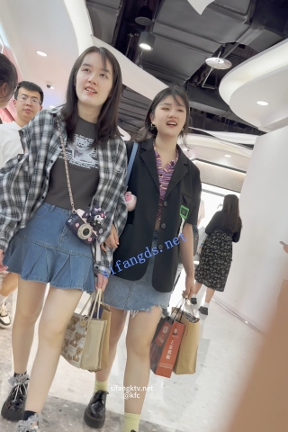 trump989【KFC】两部靓女逛街合集。白色内内，黑色窄内各领风骚