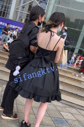 trump617【 KFC-471 】吊带裙靓女和男友逛街。紫色nn前后超清