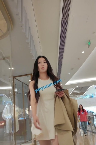 XM410白色连衣裙极品美女一个人逛街，白色内内