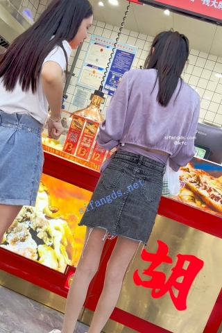 trump1173【KFC】腿很直的眼镜少妇买小吃。短裙肉色丝袜半透内内