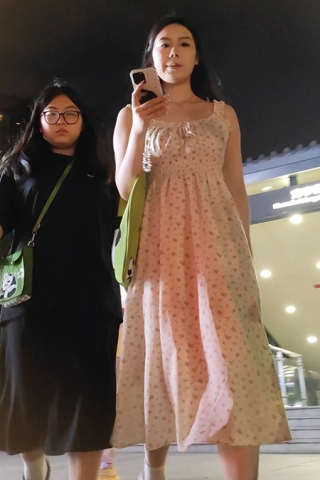 XM027黄色长裙小姐姐扶梯上抄底，白色内内