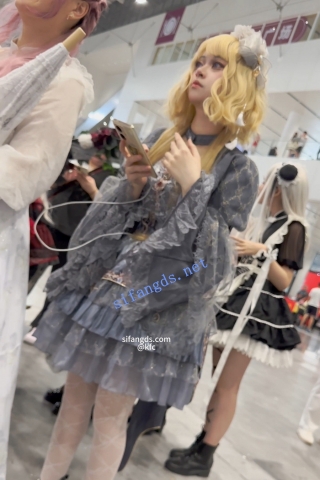 trump1091【KFC】打扮的像公主的COSER。洛丽塔裙白色丝袜盯着镜头看