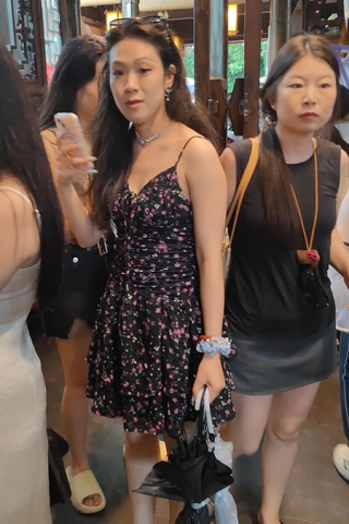 XM079闺蜜两个出来旅游，一个白内一个灰窄内