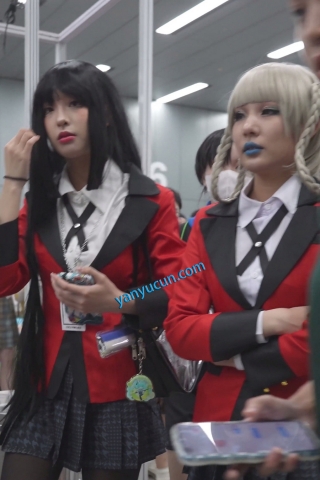 【xxn-357】四位制服coser组团逛展..可爱小姐姐黑丝白内被CD