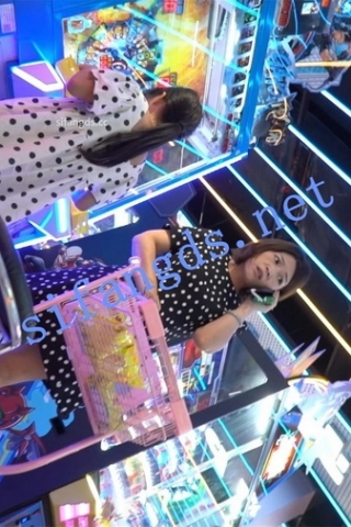 kc1283（空城原创）在游戏厅玩的波点裙少妇，灰色NN一半夹进肥臀