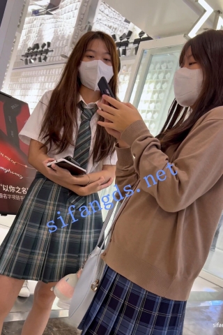 trump786【 KFC 】两部合集。制服JK学生妹和长裙靓女逛街CD。白色内