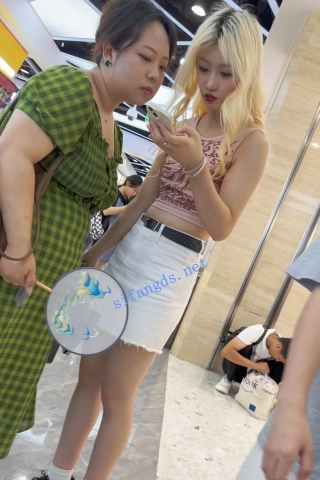 trump1083【KFC】黄毛精神小妹和闺蜜逛街。身材超好短裙黑内前后CD