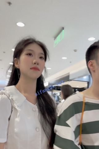 trump1294【KFC】白色短裙靓女和男友甜蜜逛街·淡紫色内内低角度CD