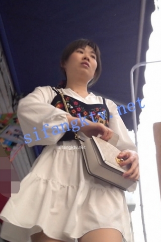 kc425（空城原创）丝袜CD两部，逛街的白裙少妇和条纹裙少妇