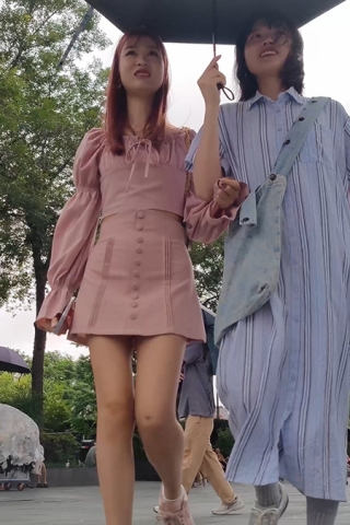 XM077粉色套裙小姐姐和闺蜜逛街，白色窄内