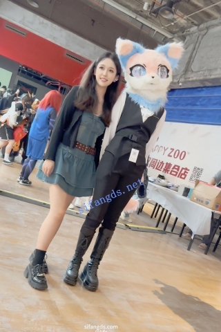 trump1132 【KFC】低配陈乔恩独自拍照。蕾丝透明窄内露一片黑森林