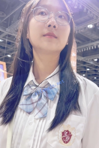 trump1103【KFC】JK制服学生妹和舍友逛街。红色内衣内裤前后CD