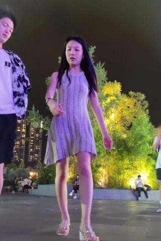 XM244灰色连衣裙美女和男朋友逛街，白色内内