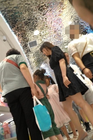 kc1428（空城原创）高跟黑裙微胖少妇逛商场，微透白N包裹肥臀