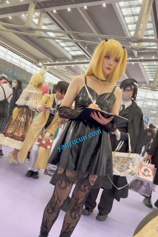 trump1397【KFC】学生妹COSER独自逛街·吊带袜套白丝袜·黑色内内前后CD