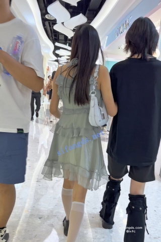 trump1190【KFC】长裙学生妹和闺蜜挽手逛街。短白丝紫色内内前后CD