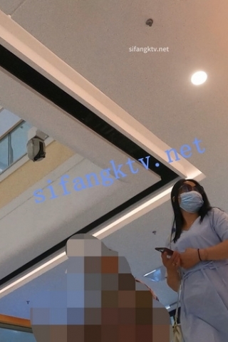 kc578（空城原创）和朋友逛商场的连衣裙少妇，米白透明N