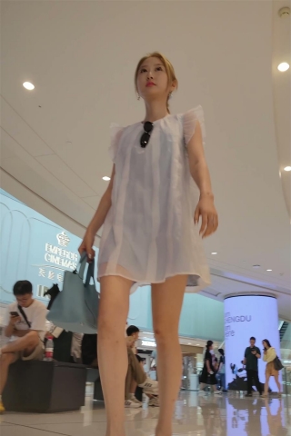 XM273蓝色连衣裙少妇一个人逛街扶梯抄底，白色内