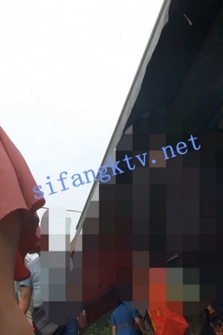 kc506（空城原创）粉裙小姐姐逛菜市，白蕾丝边粉N包裹肉臀