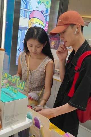 CS008【CSCD】黄色超短裙美女和男朋友逛街，白色内