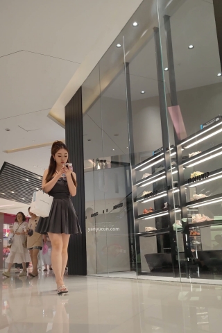 XM239灰色连衣裙美女一个人逛街，黑色内内